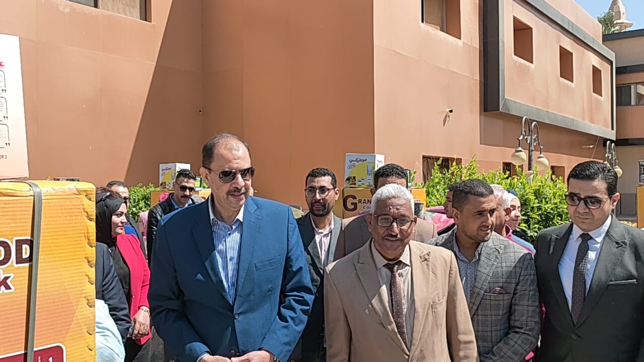 محافظ سوهاج يسلم اجهزة العرائس محافظ سوهاج يسلم اجهزة العرائس