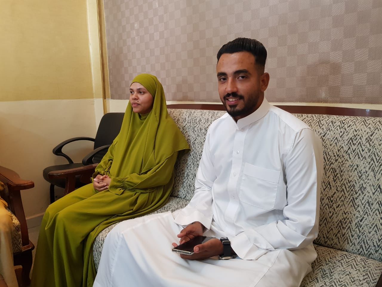 فرحة اعتناق سائحة أمريكية للإسلام بالساحة الرضوانية