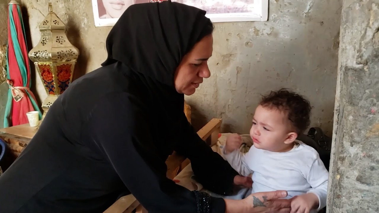 ابنها الصغير بندق ابنها الصغير بندق