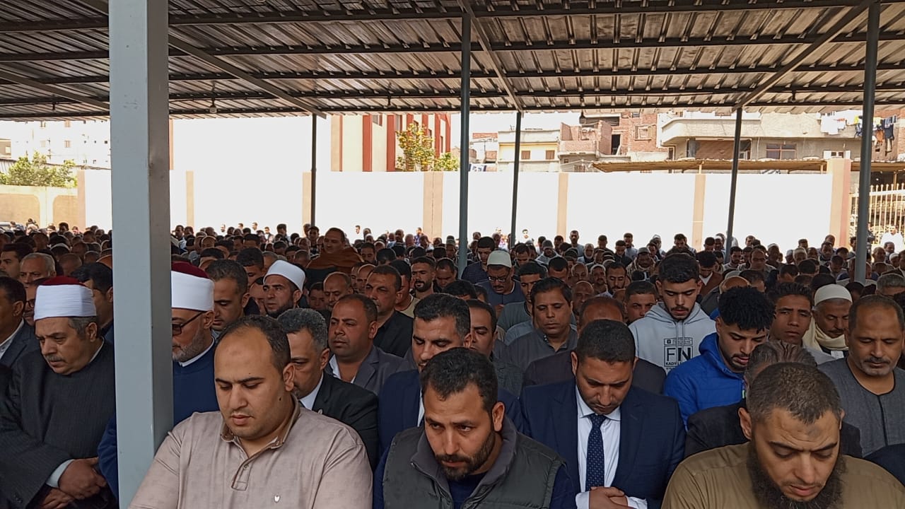 جانب من الحضور أثناء تشييع الجثمان