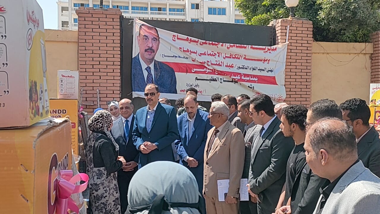 محافظ سوهاج خلال تسليم الاجهزة محافظ سوهاج خلال تسليم الاجهزة