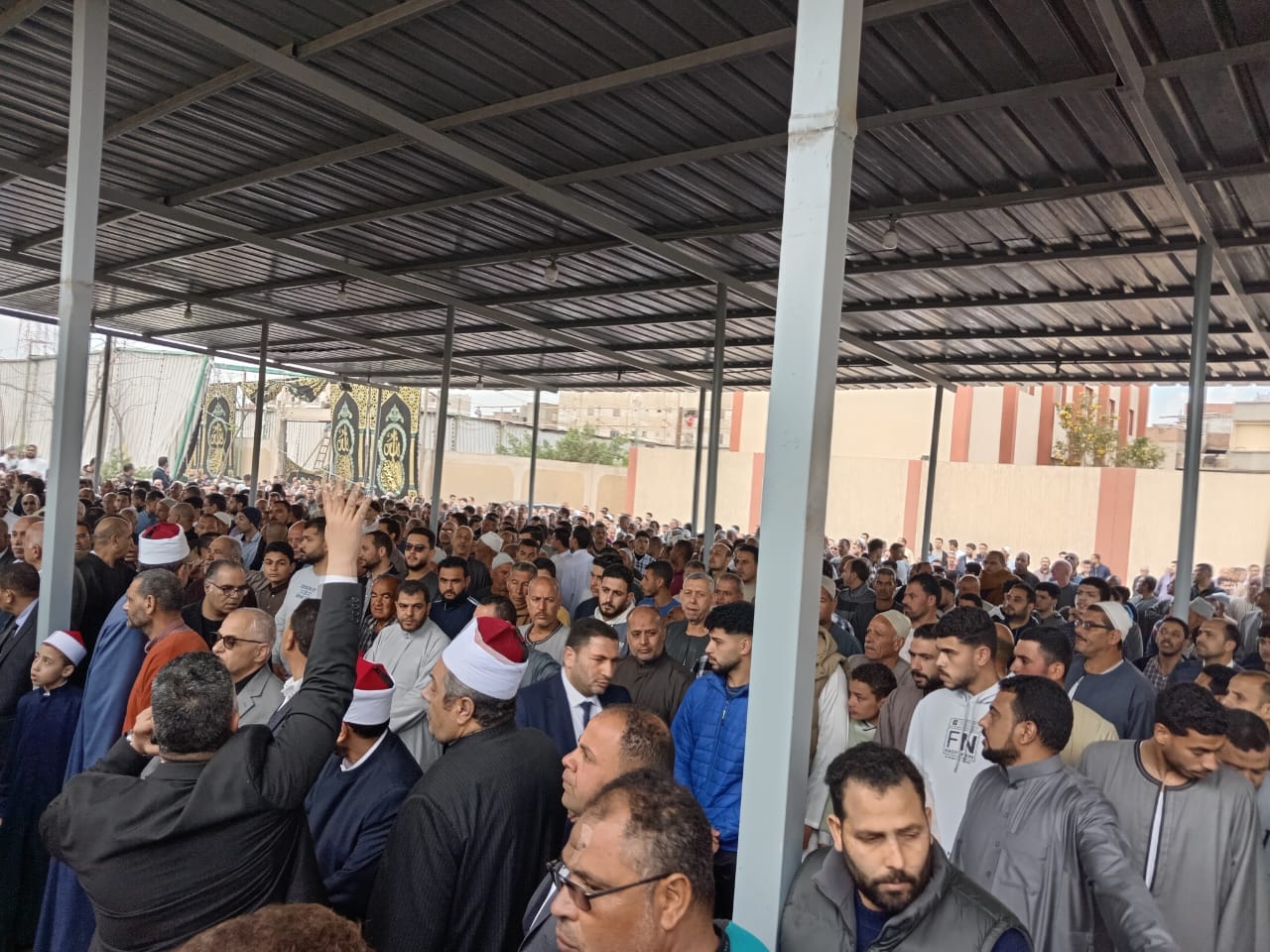 الألاف يشيعون جثمان والد رئيس جامعة كفر الشيخ