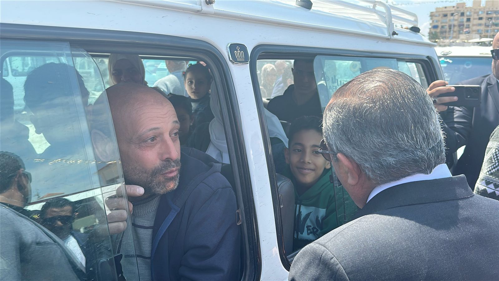 المحافظ يتحدث للاهالي المحافظ يتحدث للاهالي