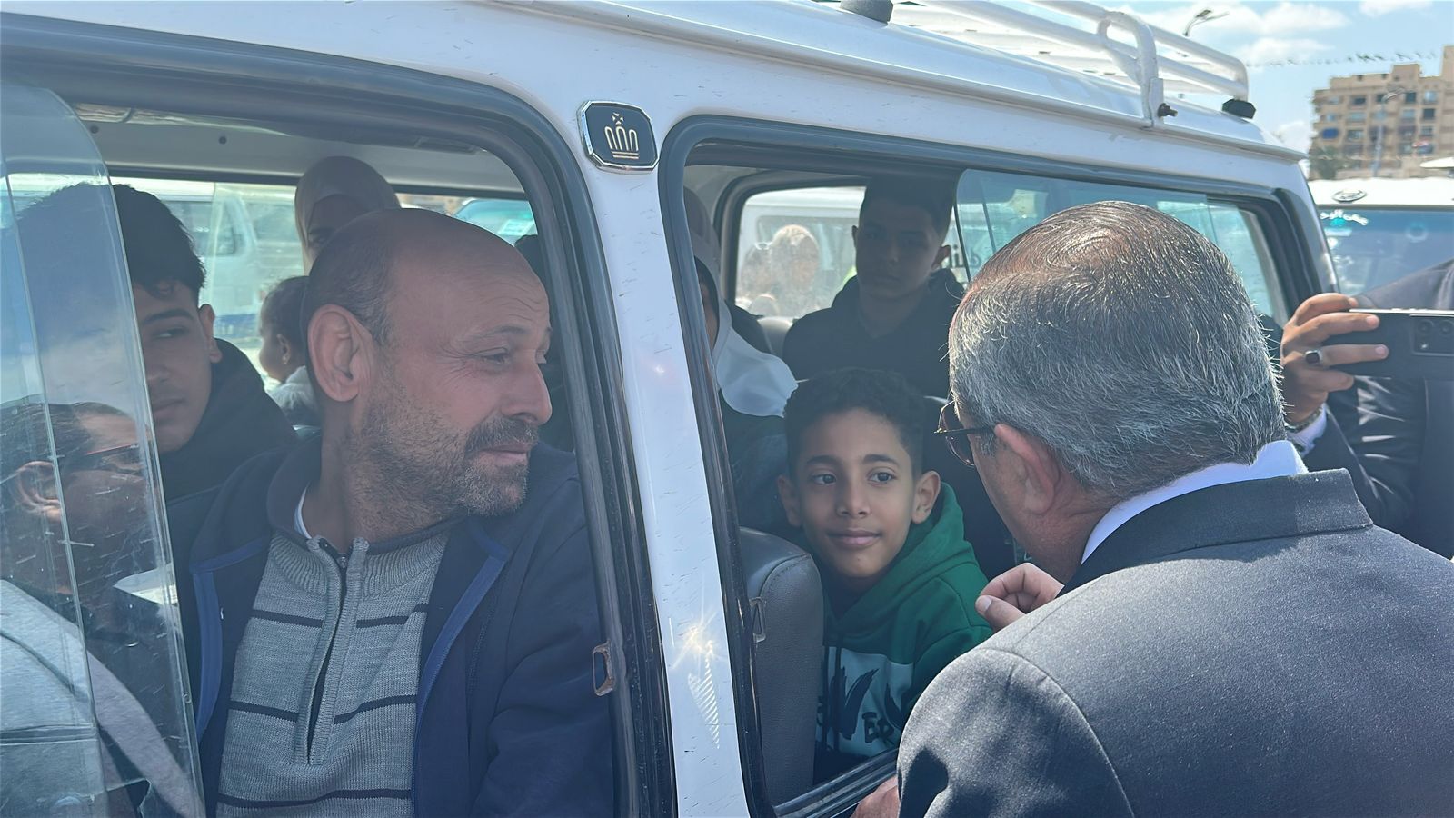 المحافظ يتحدث لطفل المحافظ يتحدث لطفل