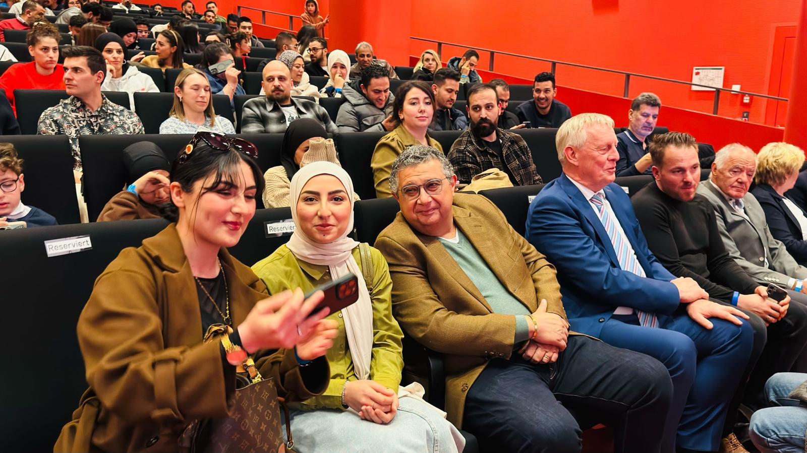 الكدواني والتقاط الصور التذكارية