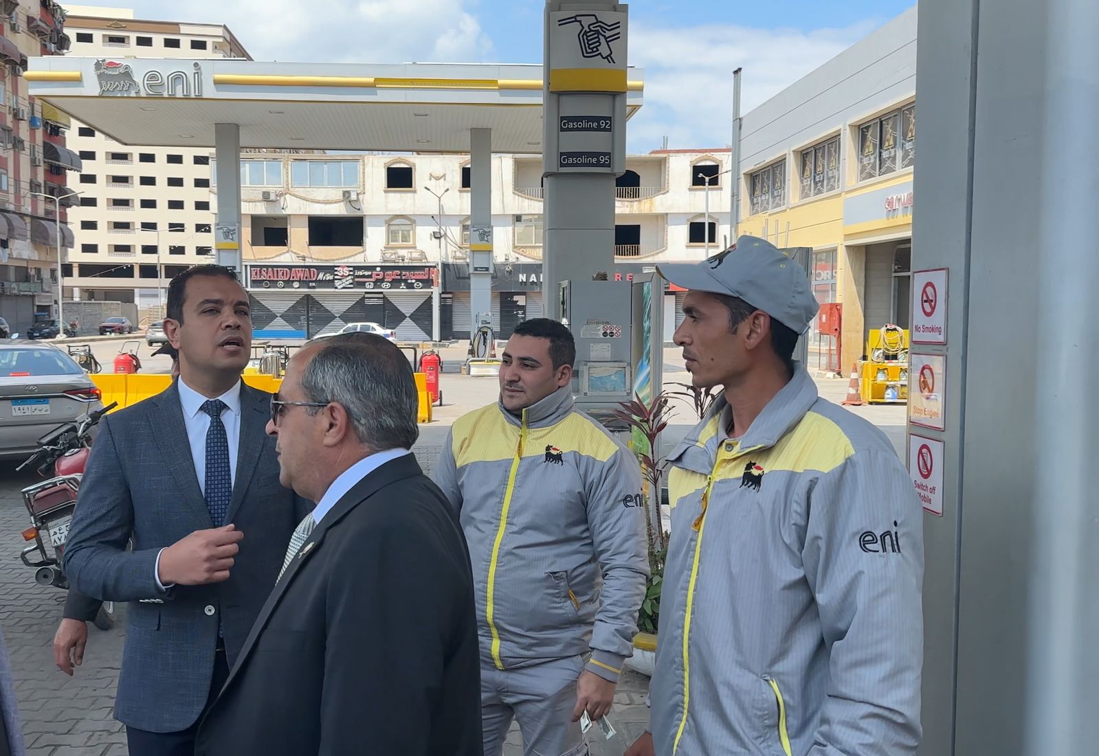 المحافظ خلال جولته بمحطة الوقود