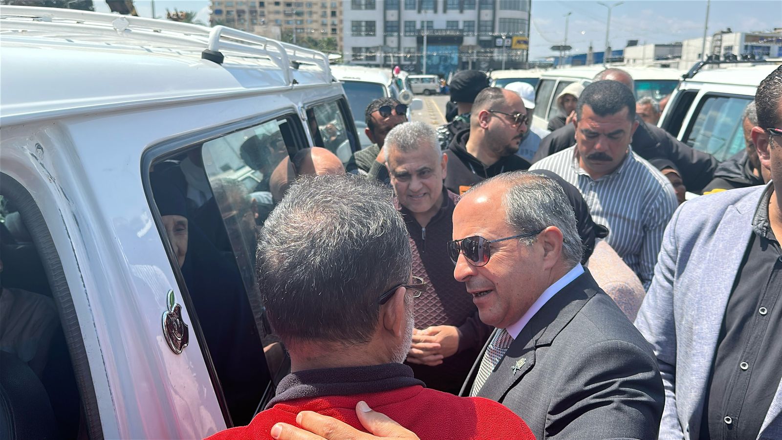 محافظ بورسعيد يتحدث للسائق محافظ بورسعيد يتحدث للسائق