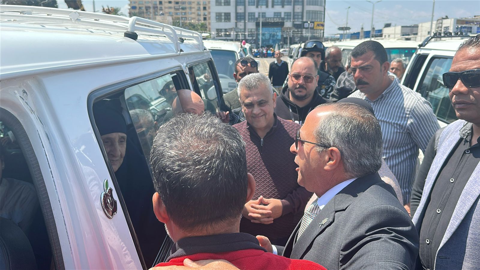 المحافظ مع المواطنين المحافظ مع المواطنين