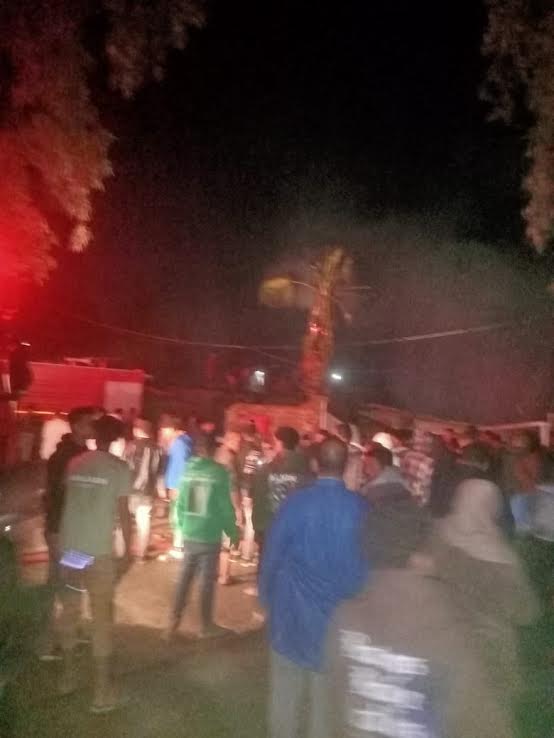 سيارات الإطفاء فى مكان الحريق سيارات الإطفاء فى مكان الحريق