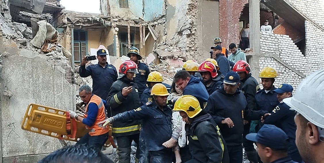 انتشال 3 أطفال علي قيد الحياة من عقار اللبان المنهار بالإسكندرية انتشال 3 أطفال علي قيد الحياة من عقار اللبان المنهار بالإسكندرية