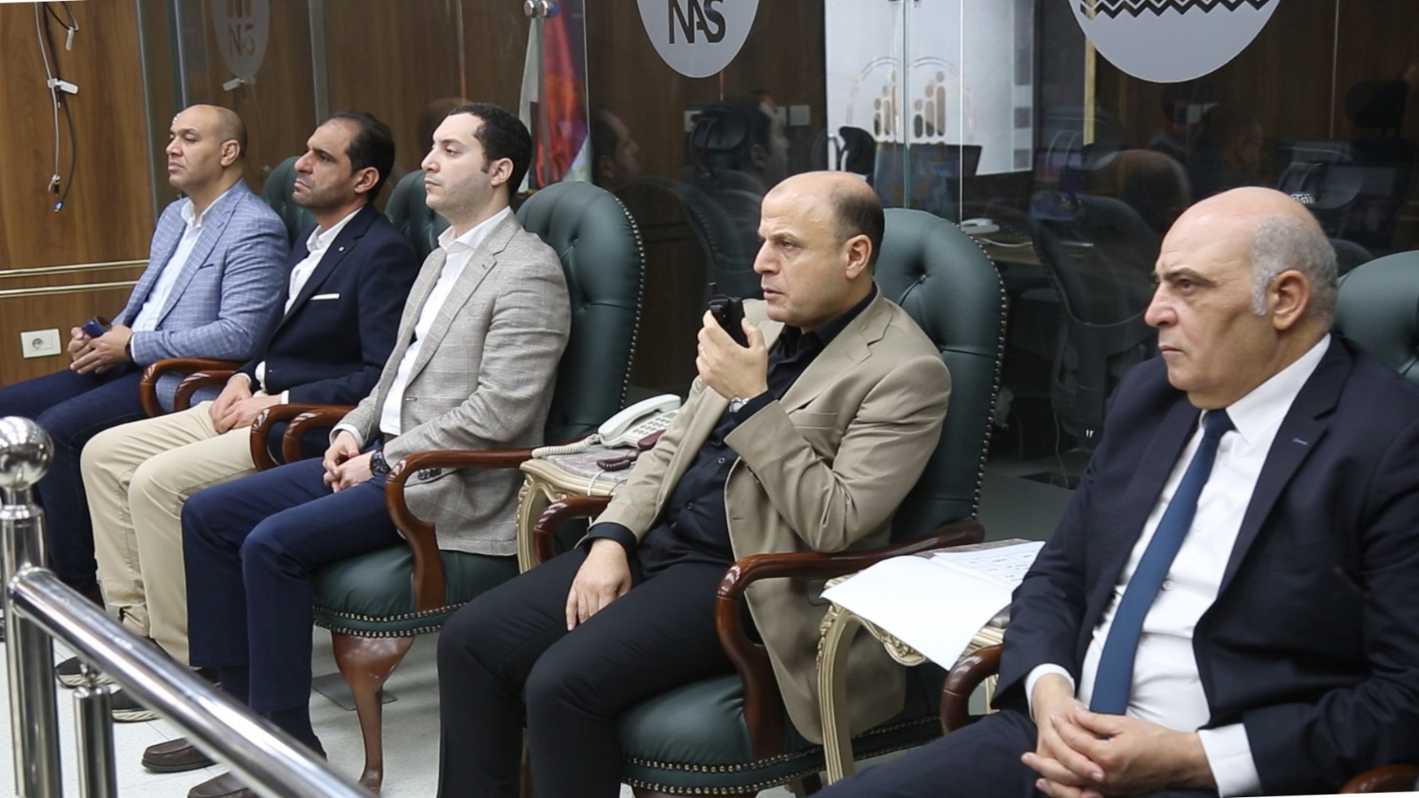 جانب من متابعة المواقف عبر شبكة سيطرة أون لاين جانب من متابعة المواقف عبر شبكة سيطرة أون لاين