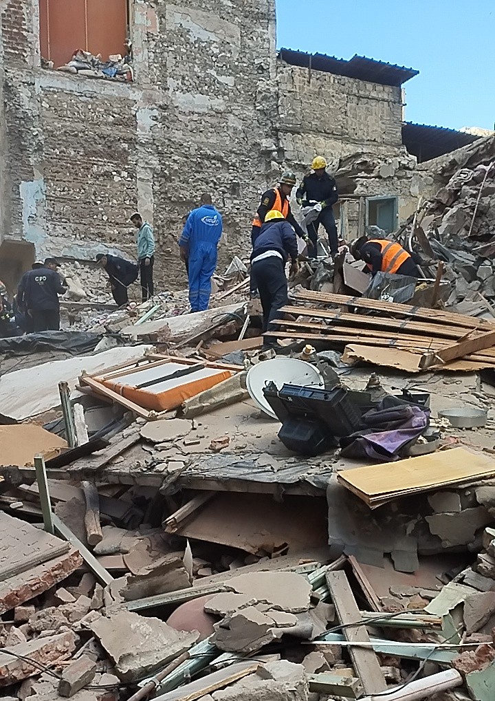 البحث عن مفقودين تحت الأنقاض بعقار الليان المنهار بالإسكندرية البحث عن مفقودين تحت الأنقاض بعقار الليان المنهار بالإسكندرية