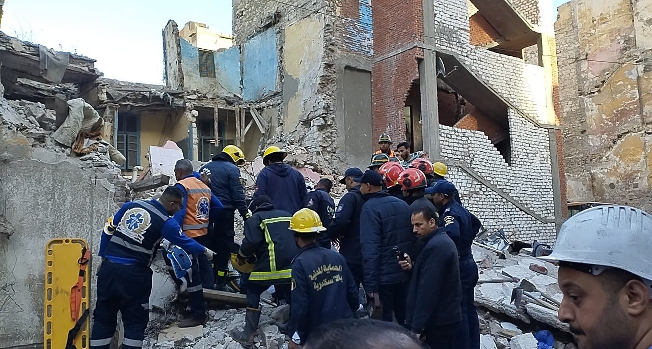 انتشال 3 أطفال علي قيد الحياة من عقار اللبان بالإسكندرية انتشال 3 أطفال علي قيد الحياة من عقار اللبان بالإسكندرية