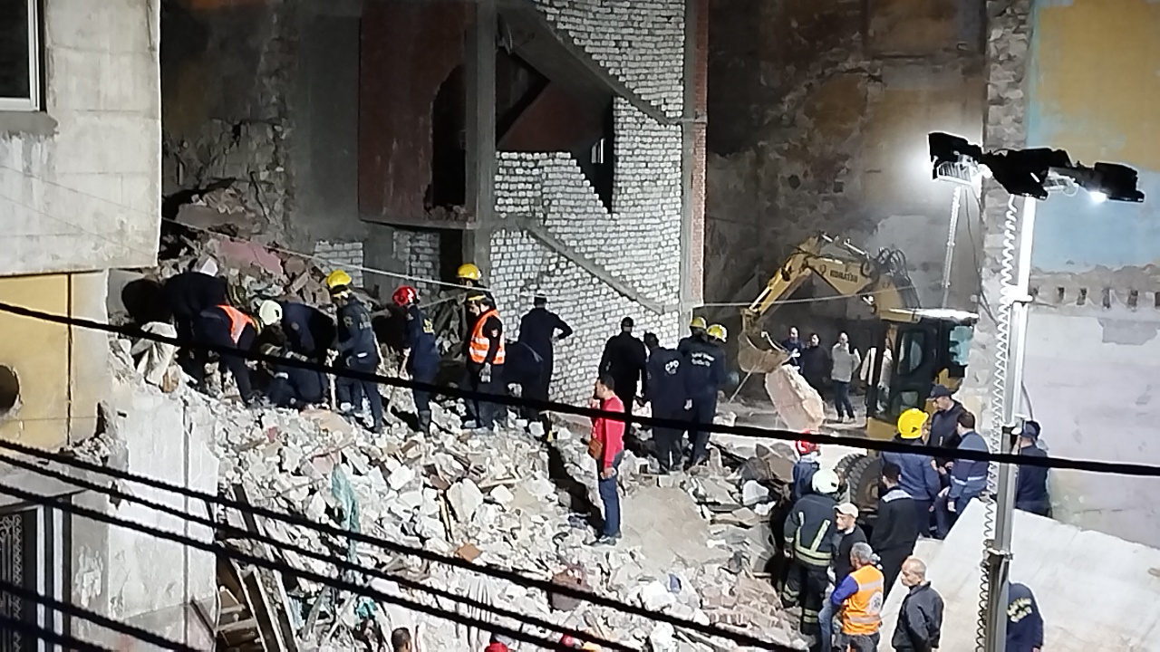 Iالحماية المدنية تكثف البحث عن مفقودين تحت عقار اللبان المنهار بالإسكندرية