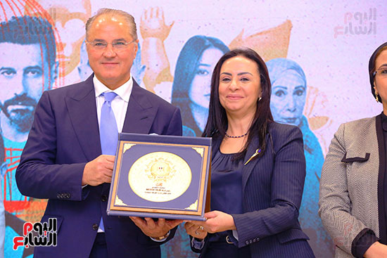 دكتورة مايا مرسي تكرم محمد السعدي عضو مجلس الشركة المتحدة للخدمات الإعلامية