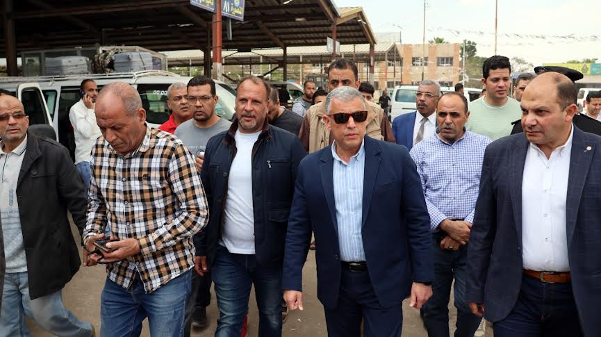 محافظ الإسماعيلية يتابع التزام السائقين بالتعريفة الجديدة وانتظام العمل بالموقف الجديد محافظ الإسماعيلية يتابع التزام السائقين بالتعريفة الجديدة وانتظام العمل بالموقف الجديد