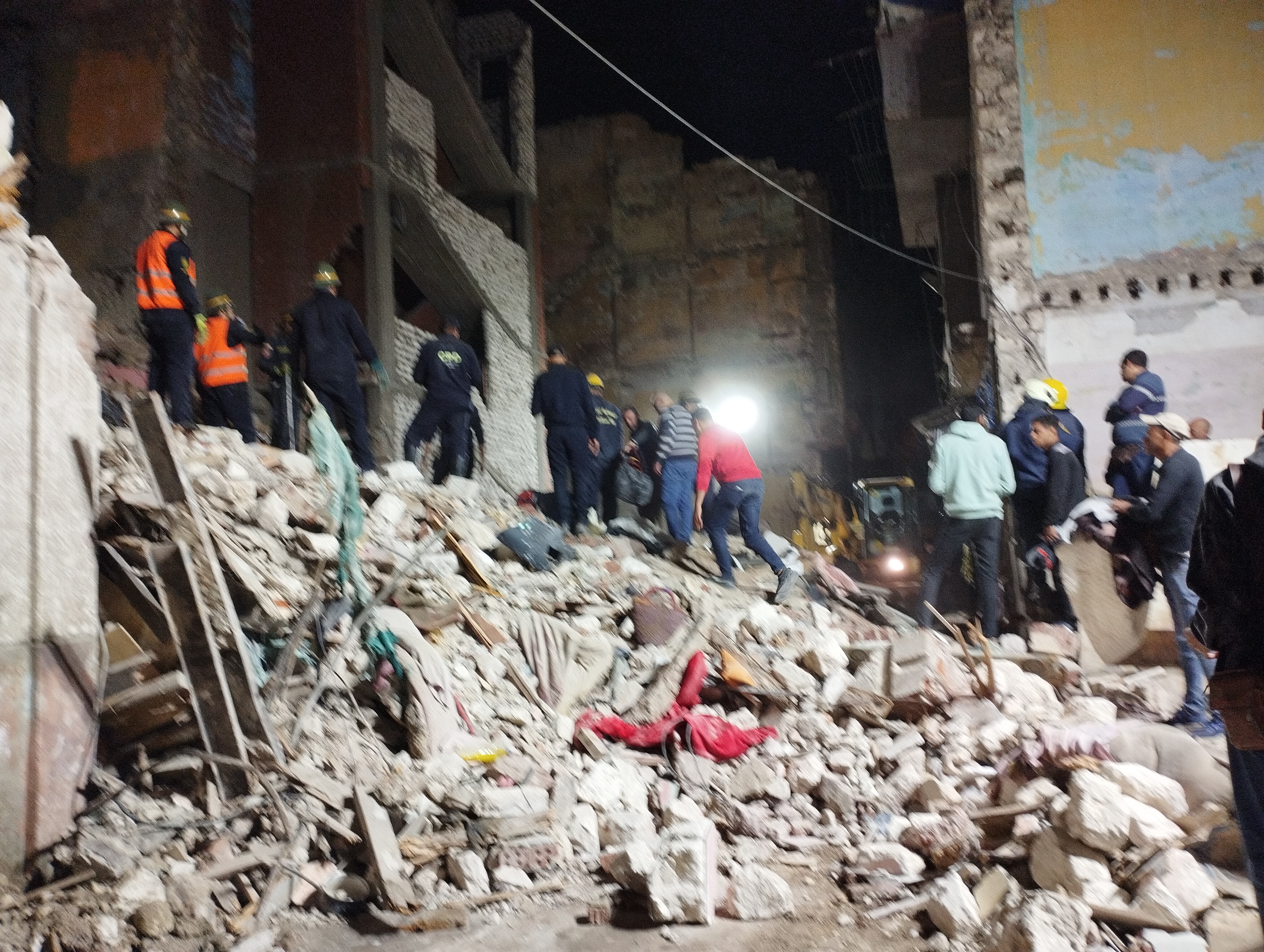 أعمال البحث تحت الأنقاض بعقار الليان المنهار بالإسكندرية