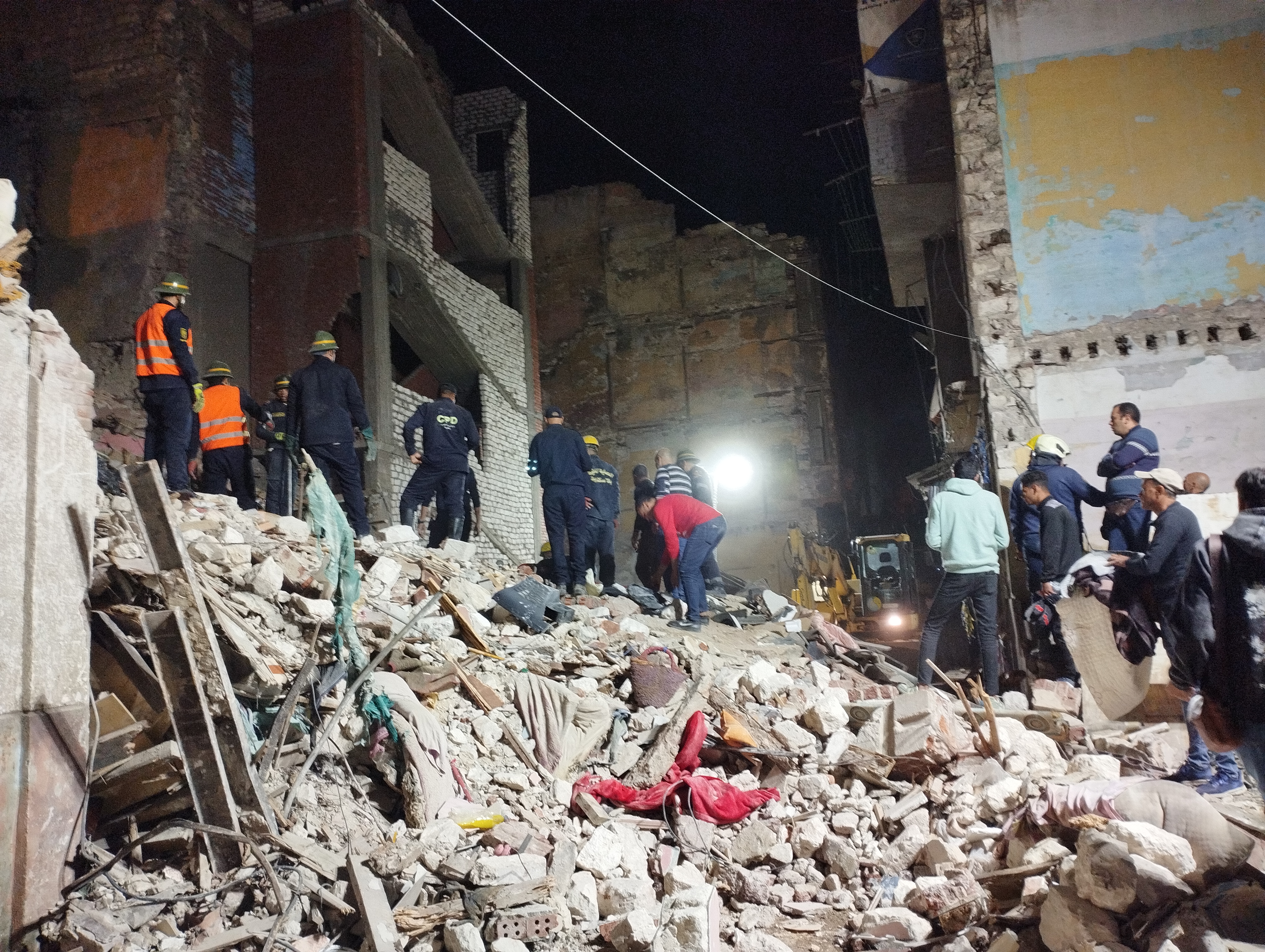 استمرار البحث عن مفقودين تحت الأنقاض بعقار اللبان المنهار بالإسكندرية_1