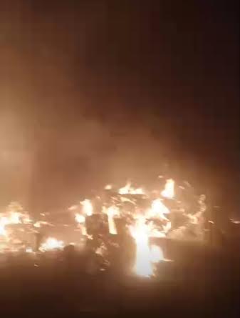 جانب من الحريق جانب من الحريق