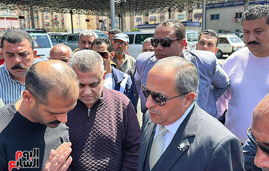 المحافظ-مع-السائقين-بالموقف