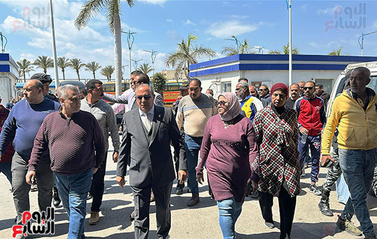 محافظ-بورسعيد-في-جولته-مع-السائقين