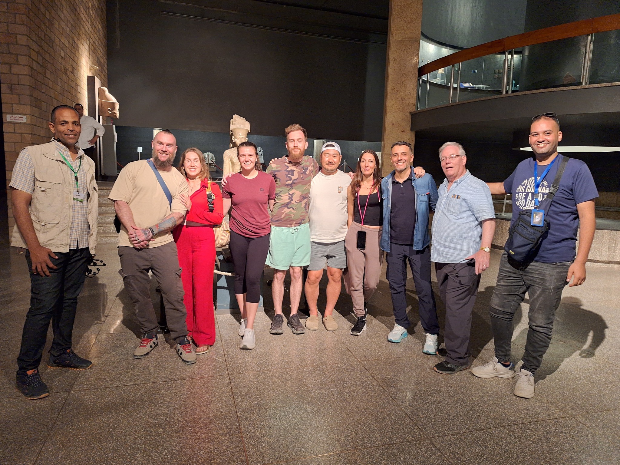 سياح العالم يستمتعون بزيارات يومية لمتحف الأقصر الذي يضم 376 قطعة