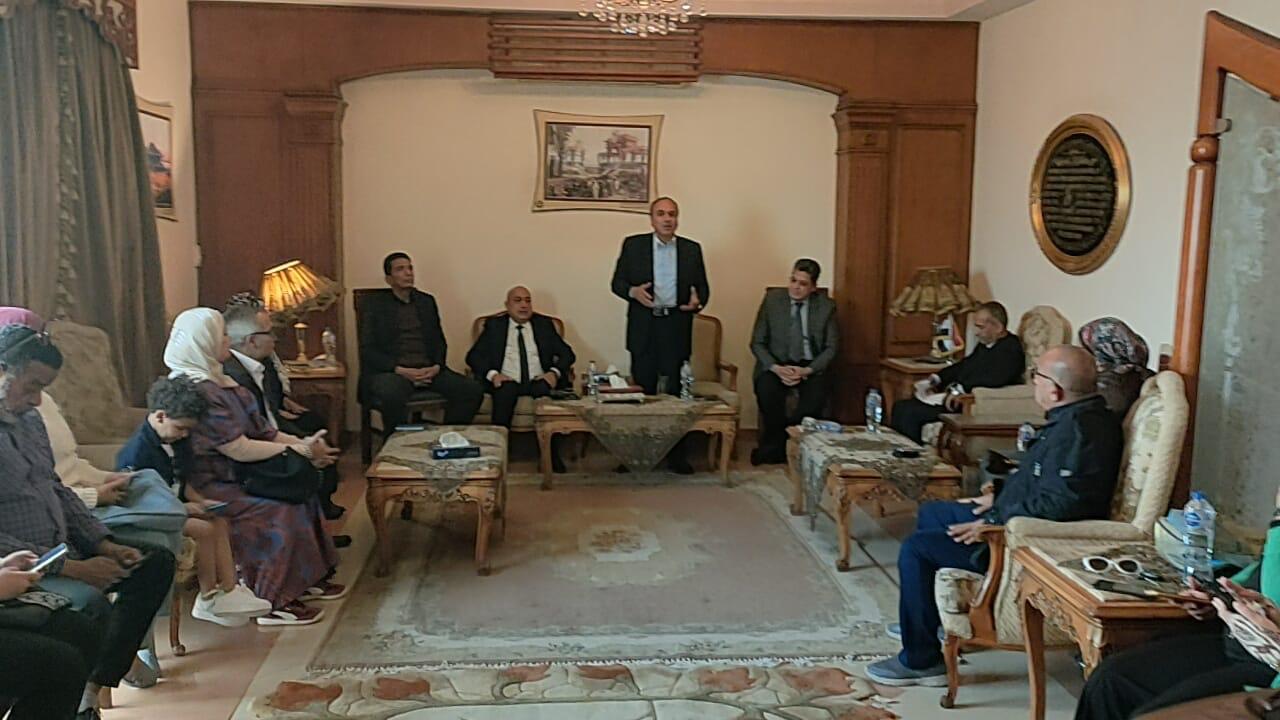 عبد المحسن سلامه مع الزملاء الصحفيين بمحافظة الإسماعيلية (3)