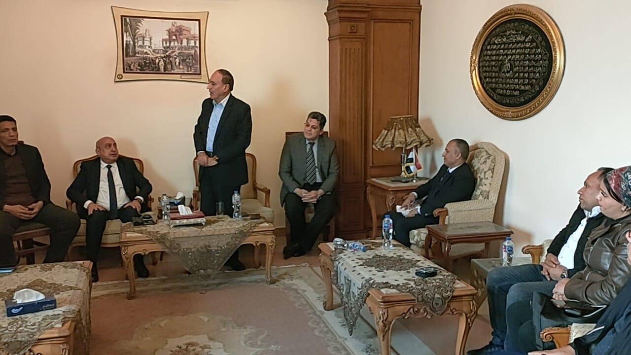 عبد المحسن سلامه مع الزملاء الصحفيين بمحافظة الإسماعيلية (7)