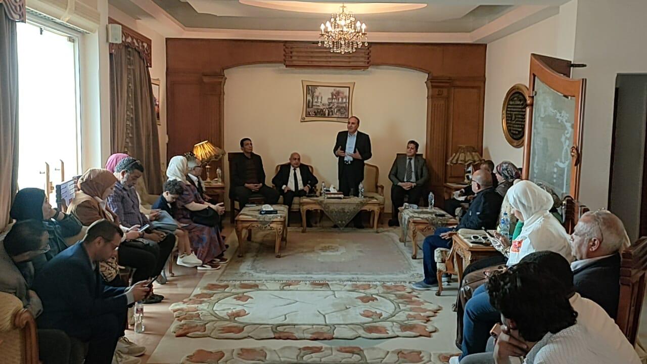 عبد المحسن سلامه مع الزملاء الصحفيين بمحافظة الإسماعيلية (6)