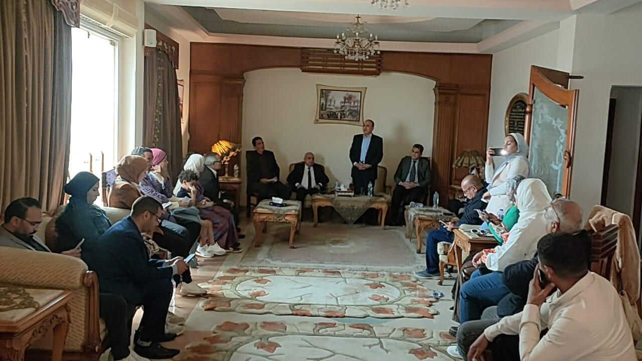 عبد المحسن سلامه مع الزملاء الصحفيين بمحافظة الإسماعيلية (9)