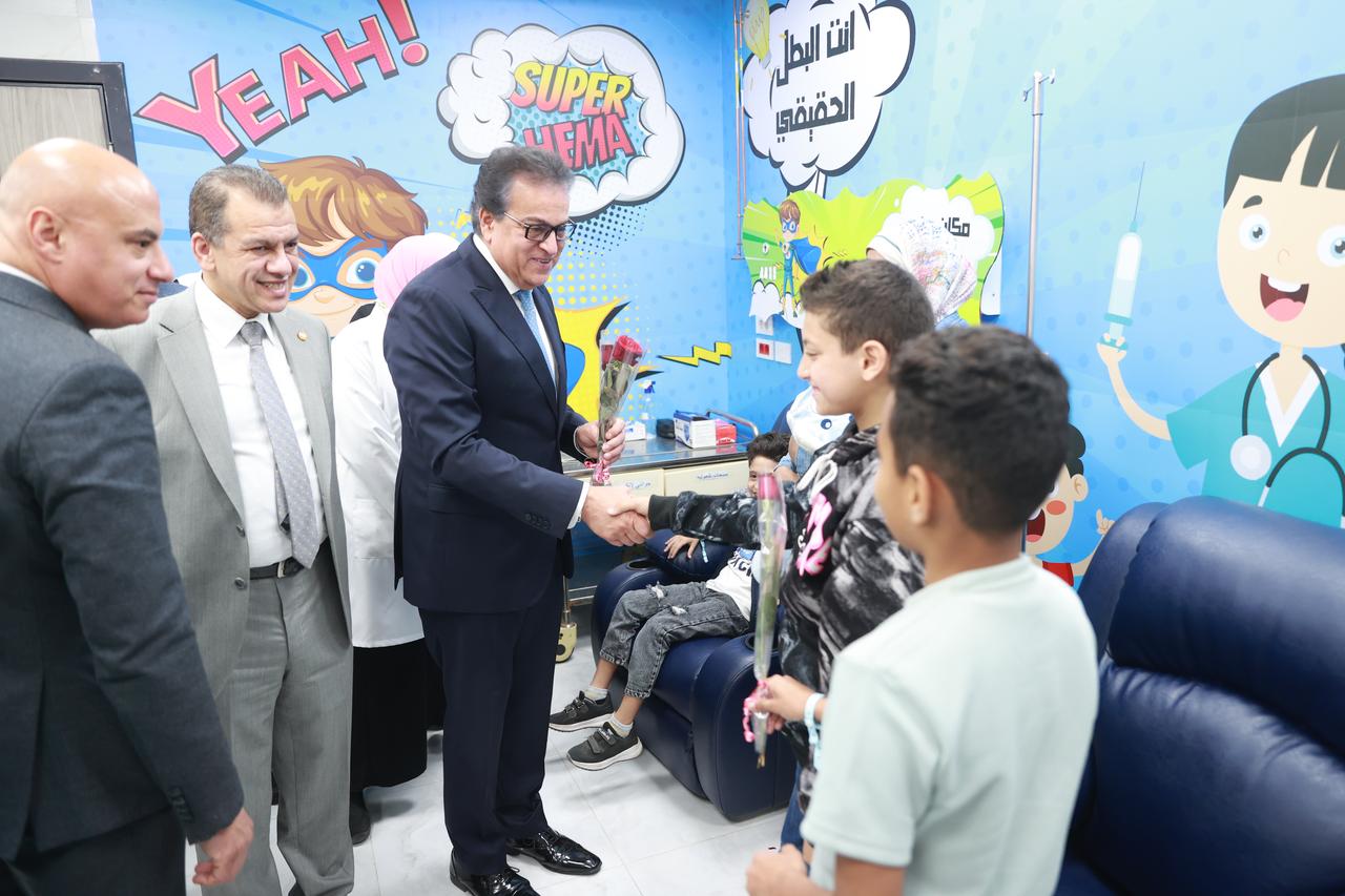  جولة وزير الصحة فى مستشفى أطفال مصر (2)
