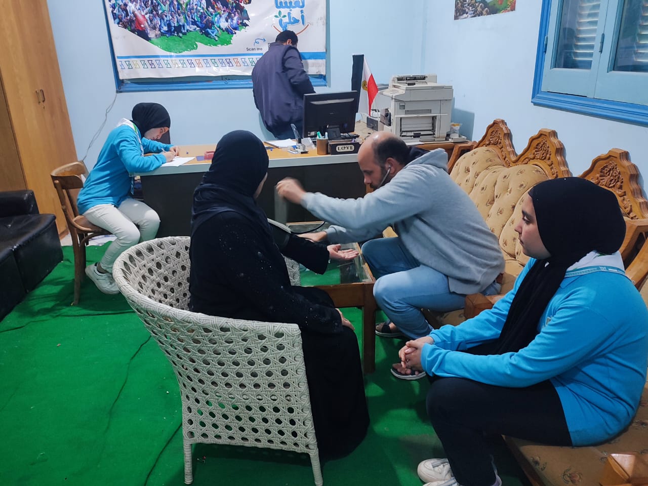 اجؤراء الكشف الطبي على سيدة اجؤراء الكشف الطبي على سيدة