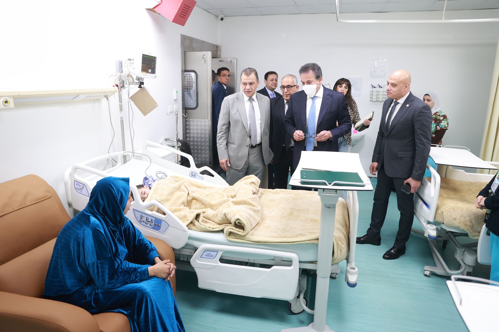  جولة وزير الصحة فى مستشفى أطفال مصر (1)