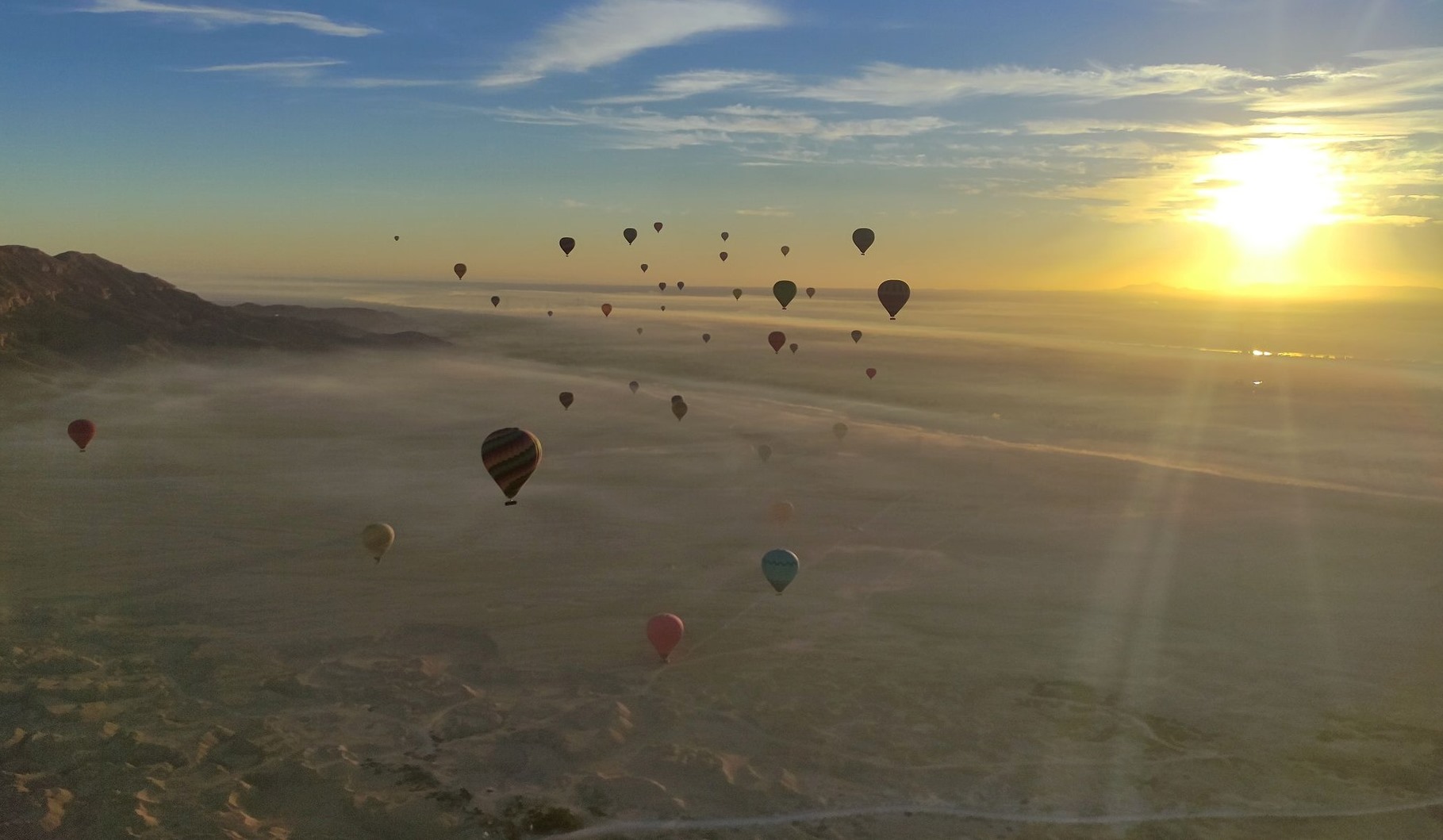 جانب من تحليق رحلات البالون الطائر غرب الأقصر