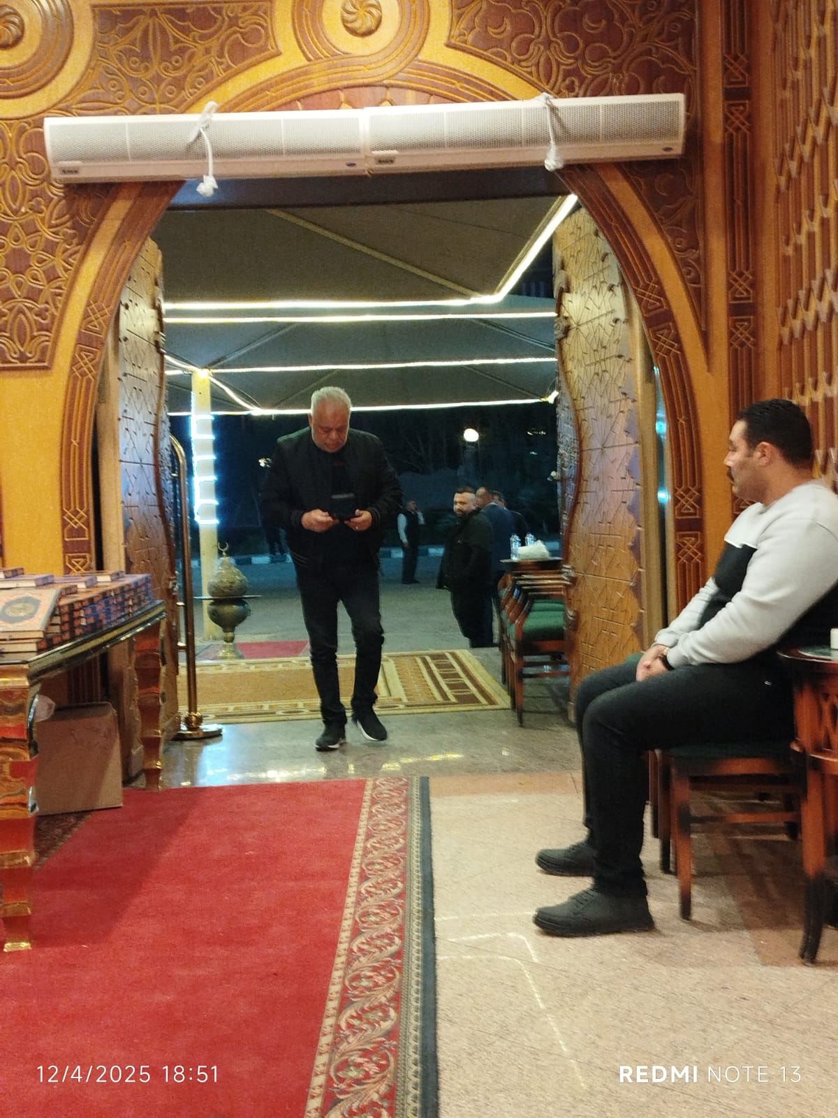 رامي صبرى يبدء في تلقي عزاء والدة زوجته (2)