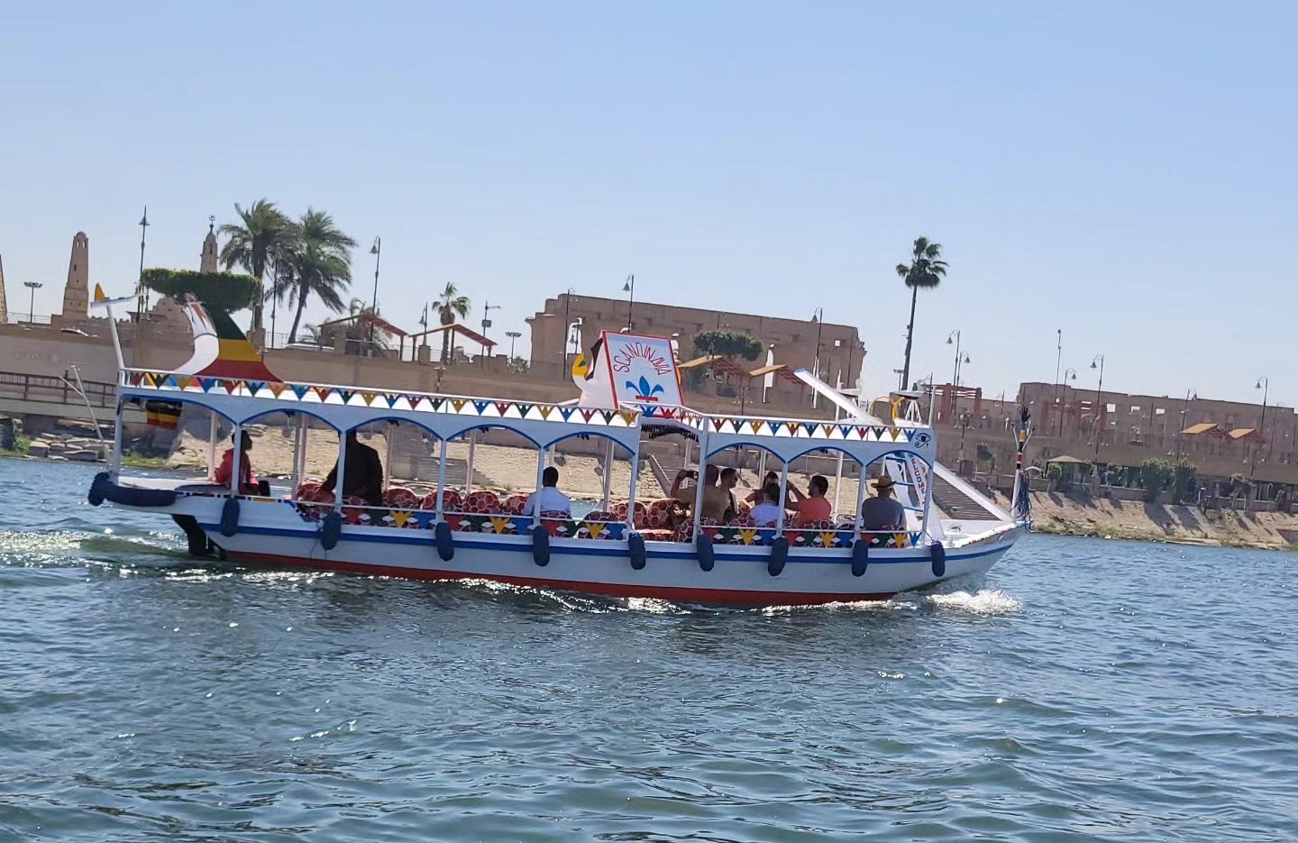 جانب من متعة السائحين على متن المراكب النيلية بالأقصر جانب من متعة السائحين على متن المراكب النيلية بالأقصر