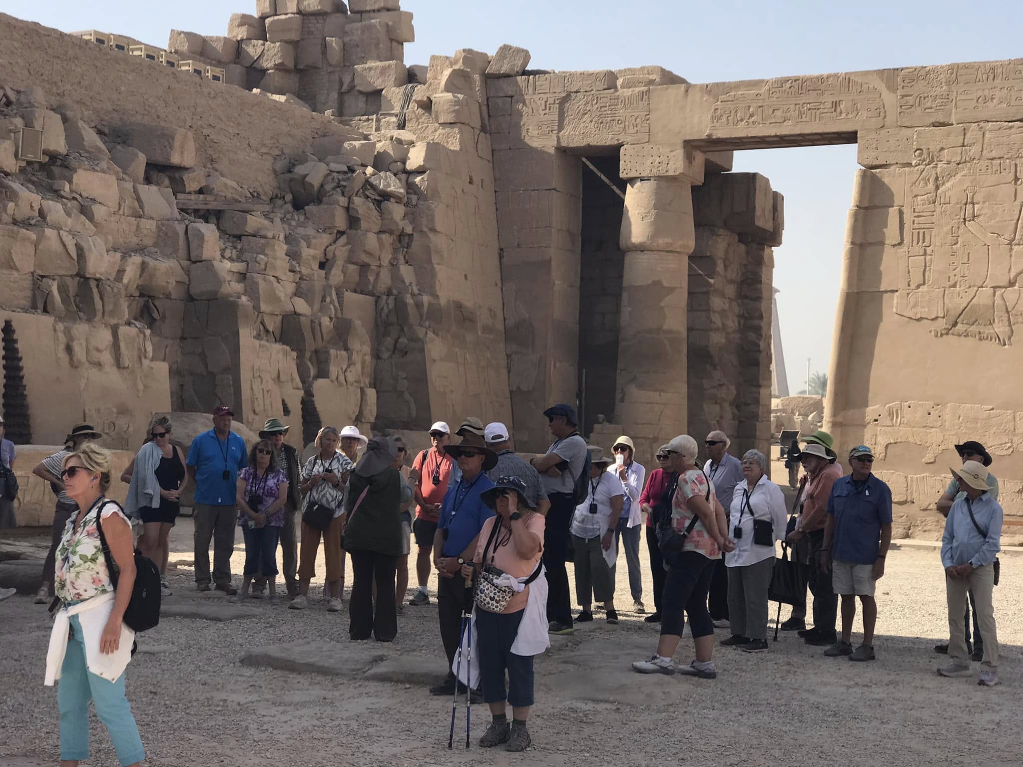 الأفواج السياحية خلال الاستمتاع بزيارة معابد الأقصر