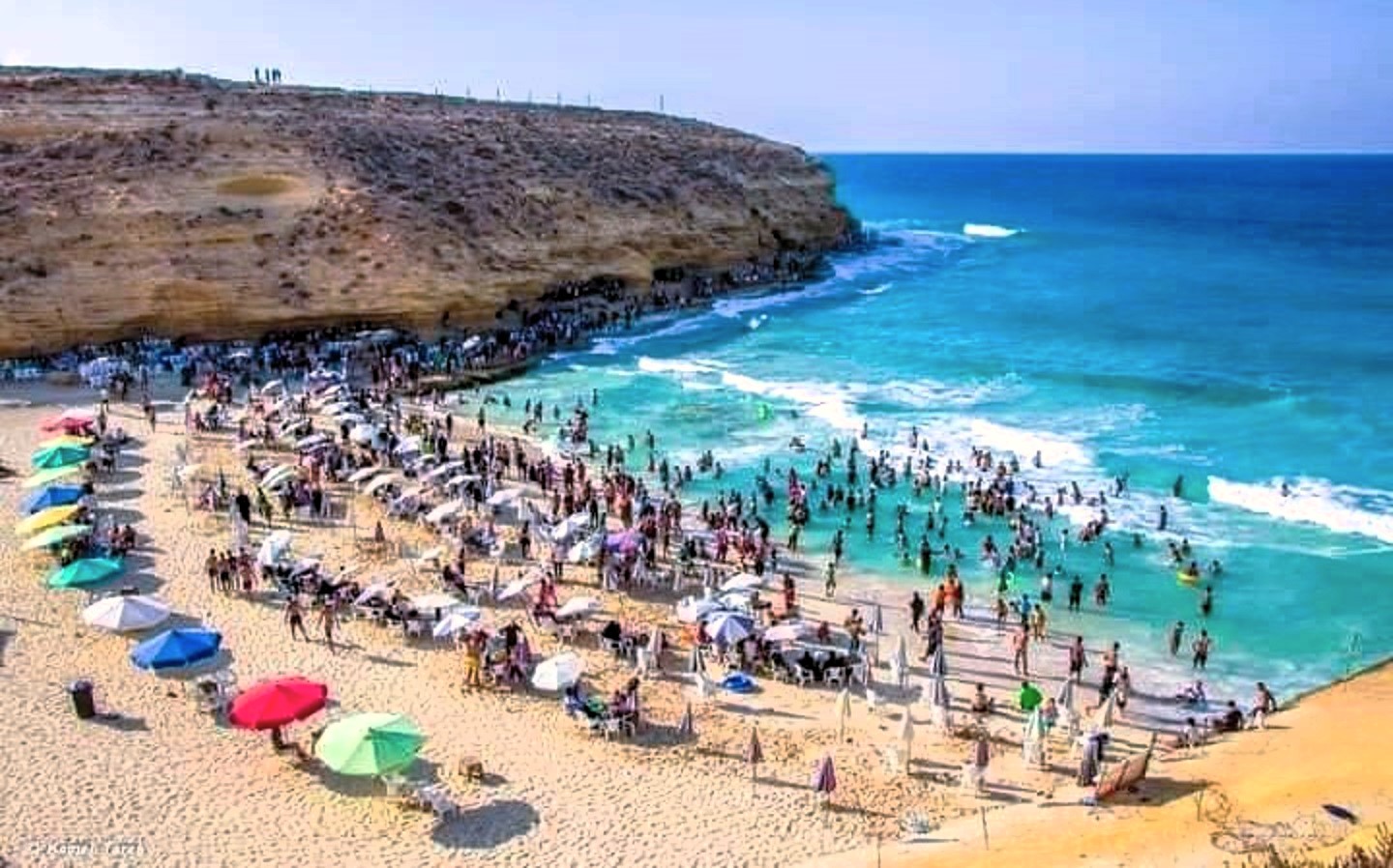شاطئ اسفل هضبة عجيبة شاطئ اسفل هضبة عجيبة