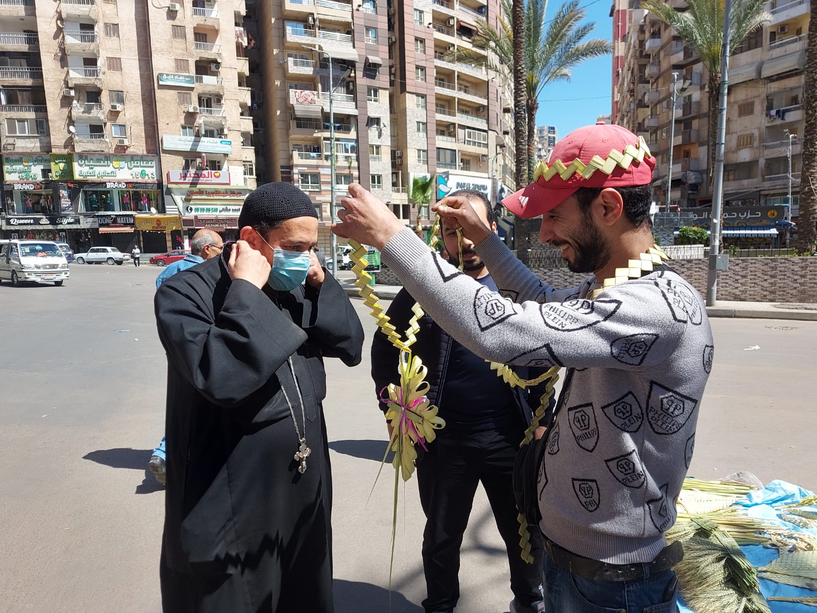 ارتداء الصليب المضفر ارتداء الصليب المضفر
