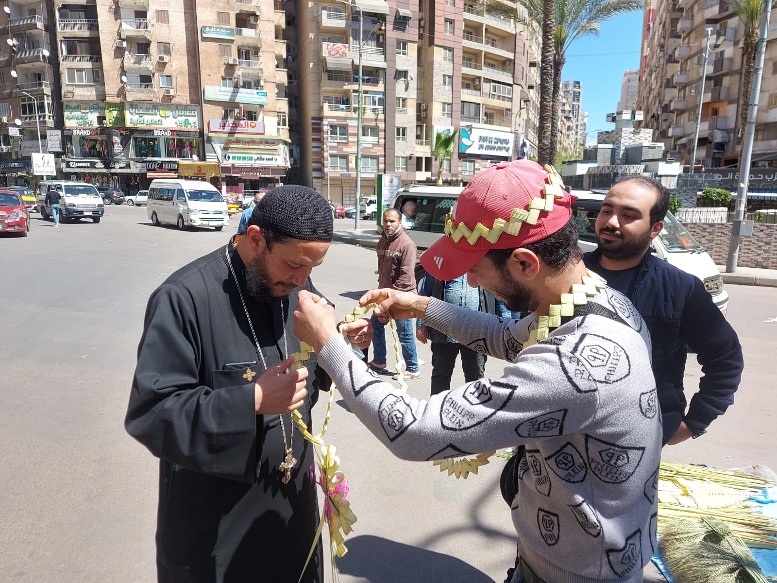 كاهن الكنيسة يرتدى صليب الزعف كاهن الكنيسة يرتدى صليب الزعف