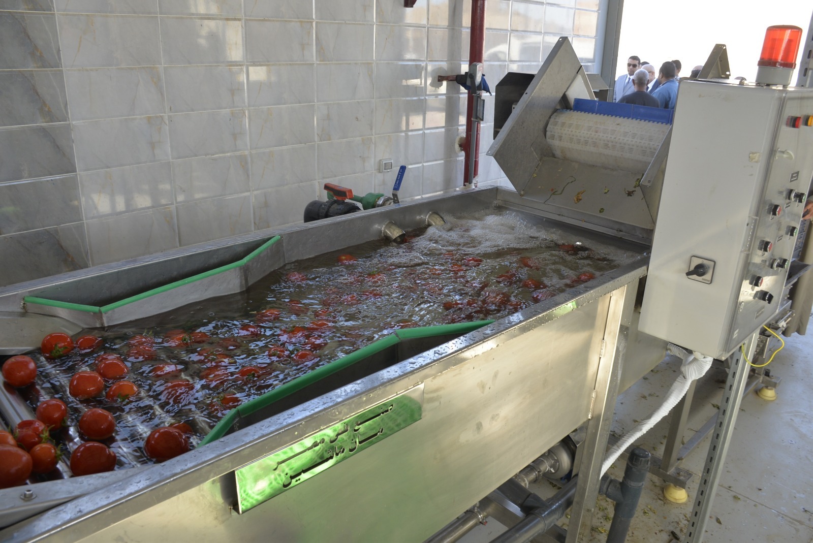 خطوات العمل بمجمع الصناعات الغذائية والتعبئة لتجفيف الطماطم بقرية الكيمان خطوات العمل بمجمع الصناعات الغذائية والتعبئة لتجفيف الطماطم بقرية الكيمان