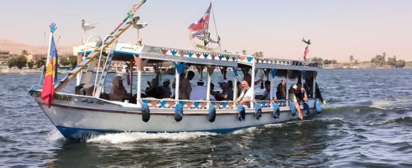 بهجة سياح العالم على متن المراكب النيلية بالأقصر بهجة سياح العالم على متن المراكب النيلية بالأقصر