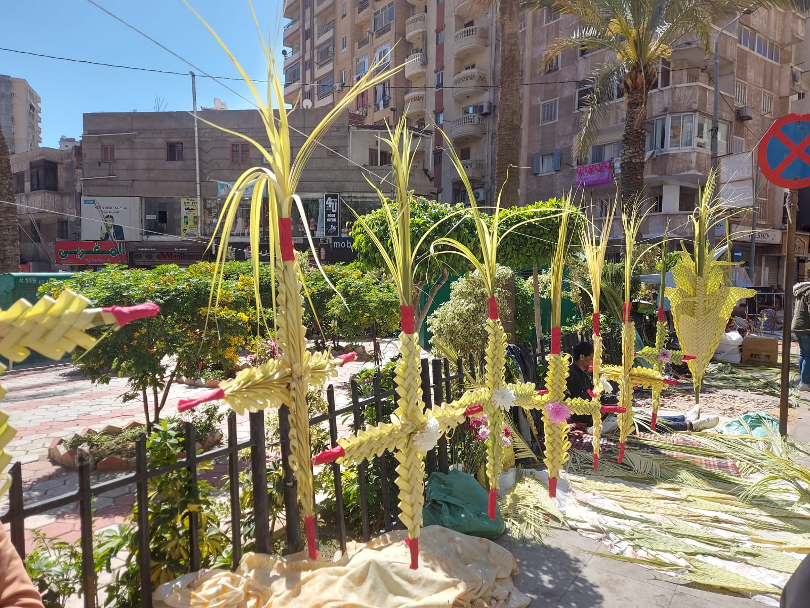 الصليب مزين بالورود الصليب مزين بالورود