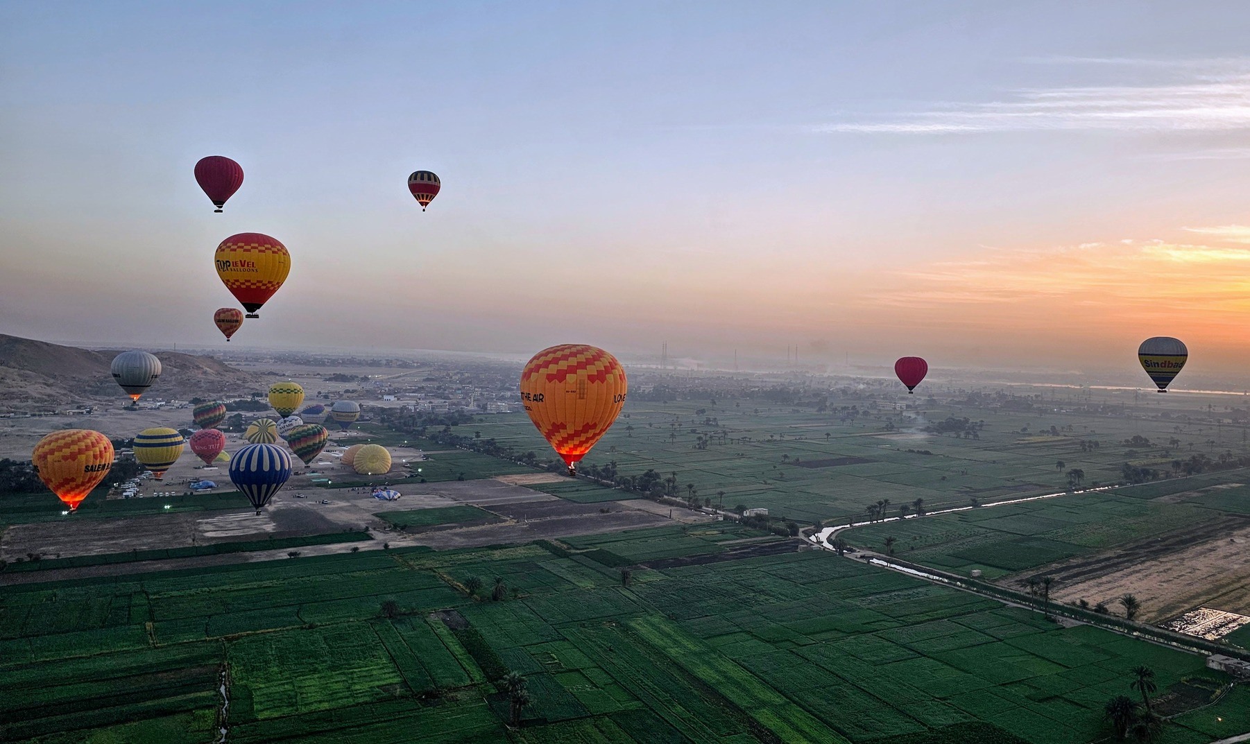 اجواء ولحظات تحليق البالونات الطائرة غرب الأقصر