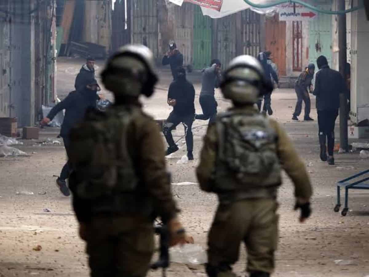 اشتباكات بين مدنيين فلسطينيين وقوات الاحتلال الإسرائيلى اشتباكات بين مدنيين فلسطينيين وقوات الاحتلال الإسرائيلى