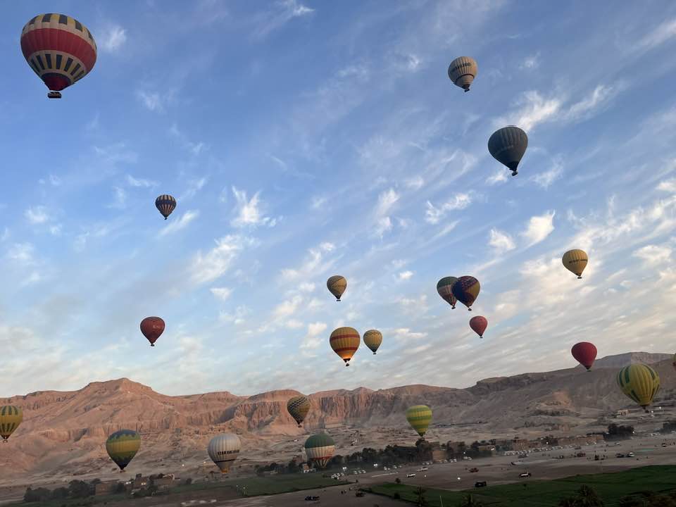 سحر تحليق رحلات البالون الطائر غرب الأقصر