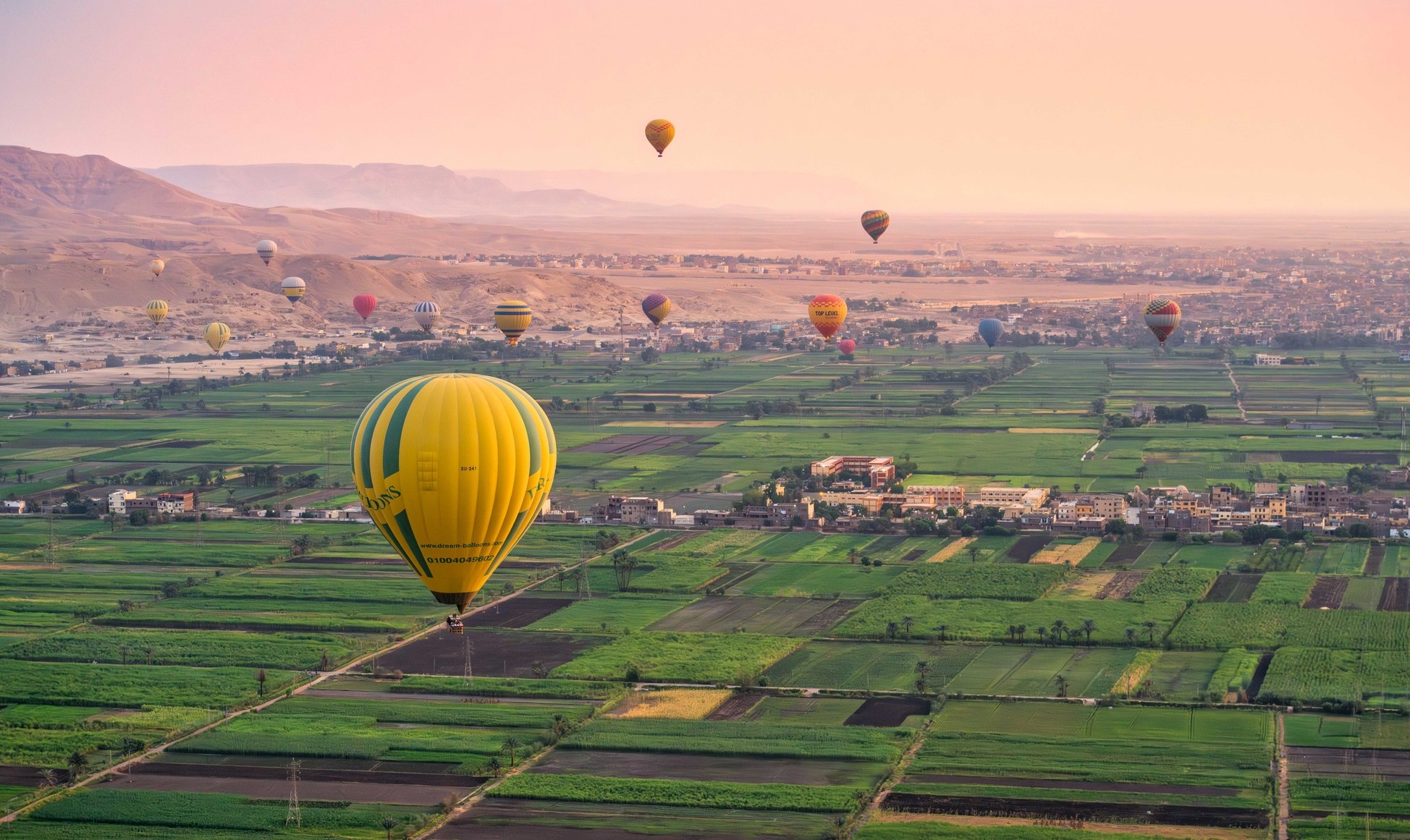 البالونات الطائرة تحلق يومياً فى سماء الأقصر
