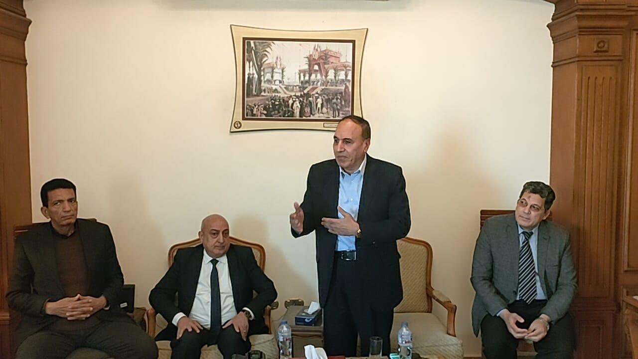 عبد المحسن سلامه مع الزملاء الصحفيين بمحافظة الإسماعيلية (5)