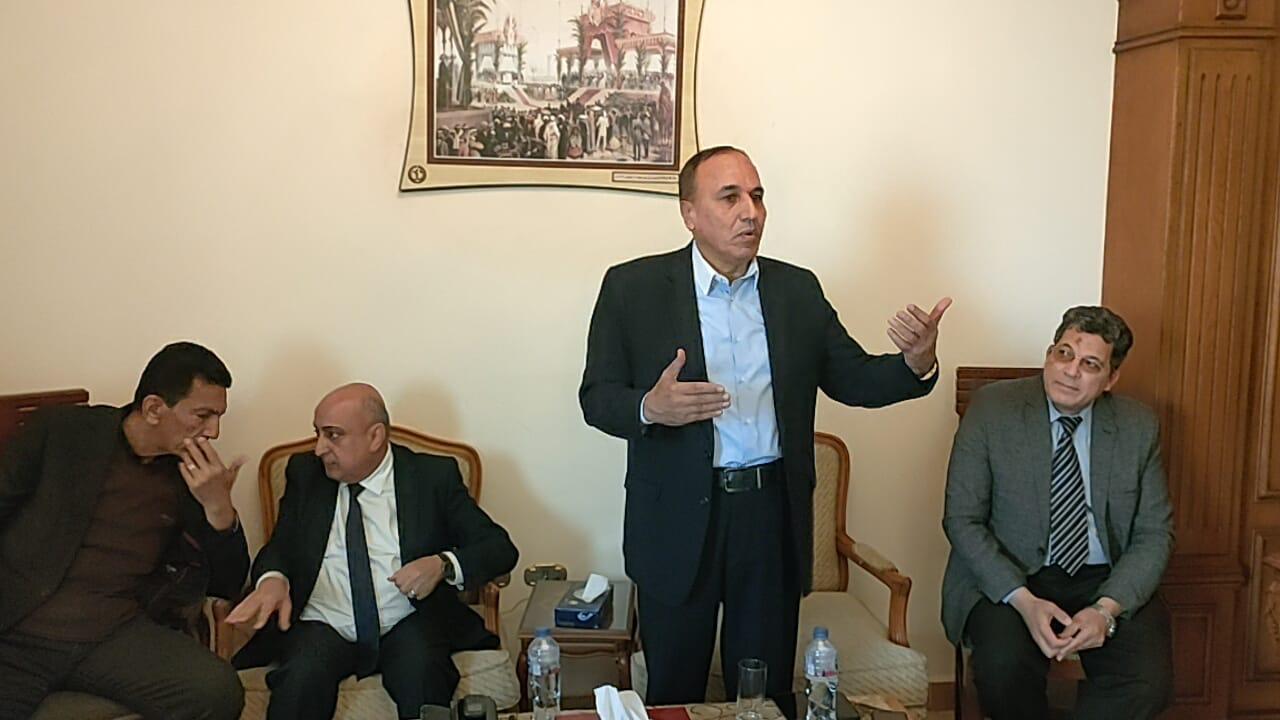 عبد المحسن سلامه مع الزملاء الصحفيين بمحافظة الإسماعيلية (2)