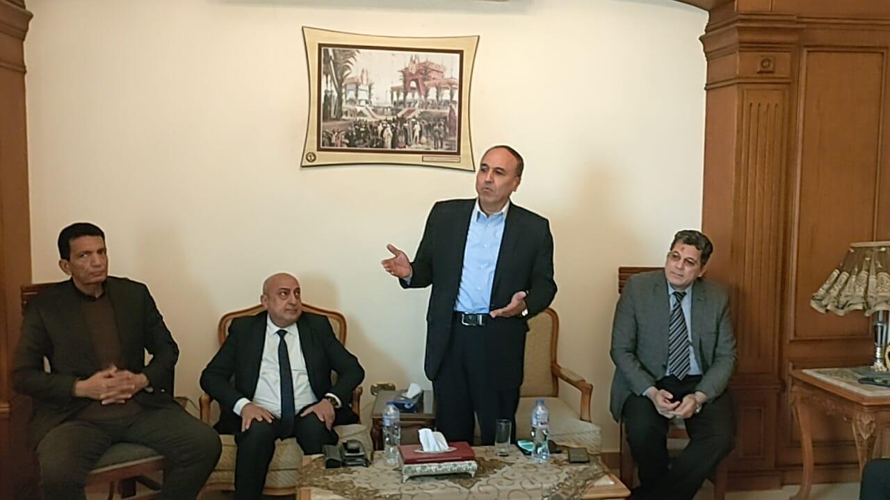 عبد المحسن سلامه مع الزملاء الصحفيين بمحافظة الإسماعيلية (10)